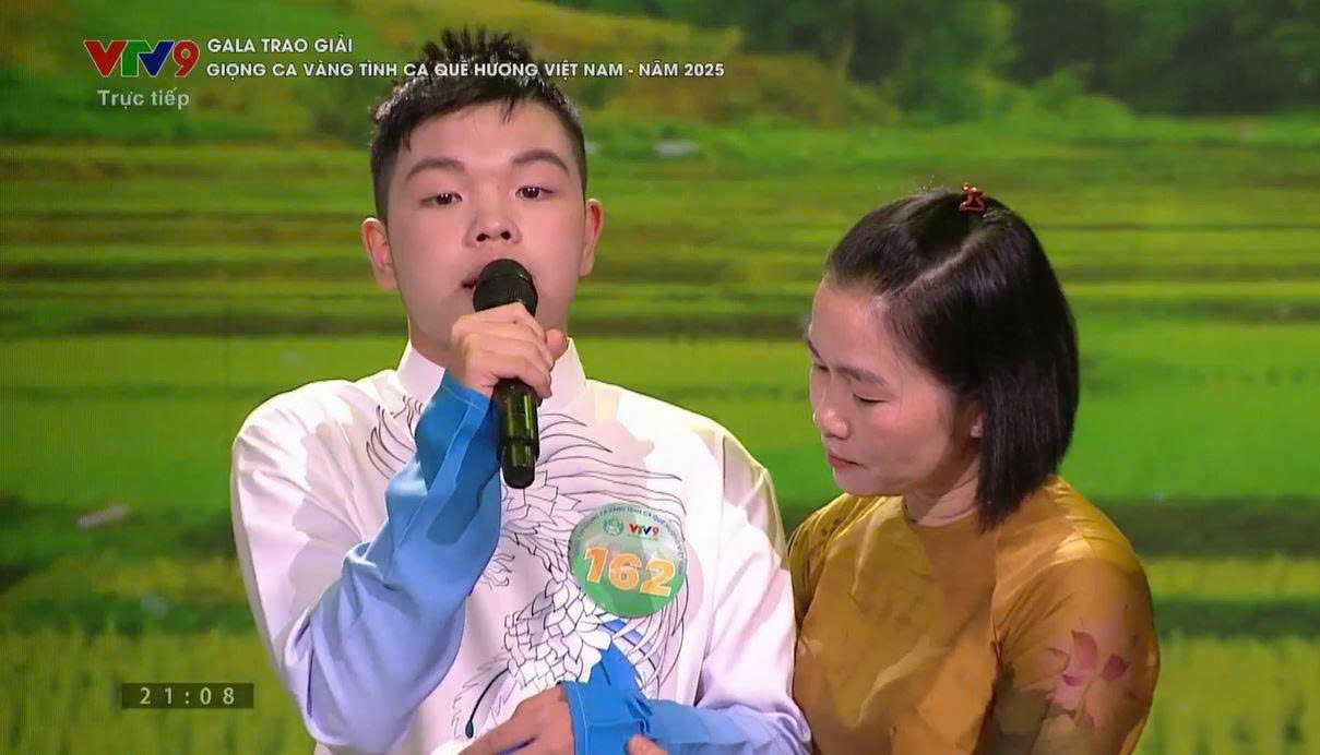 Hữu Nhân và mẹ: Tình mẫu tử thăng hoa trên sân khấu